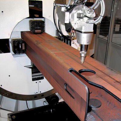 Laser 3D in lavorazione su tubo quadro